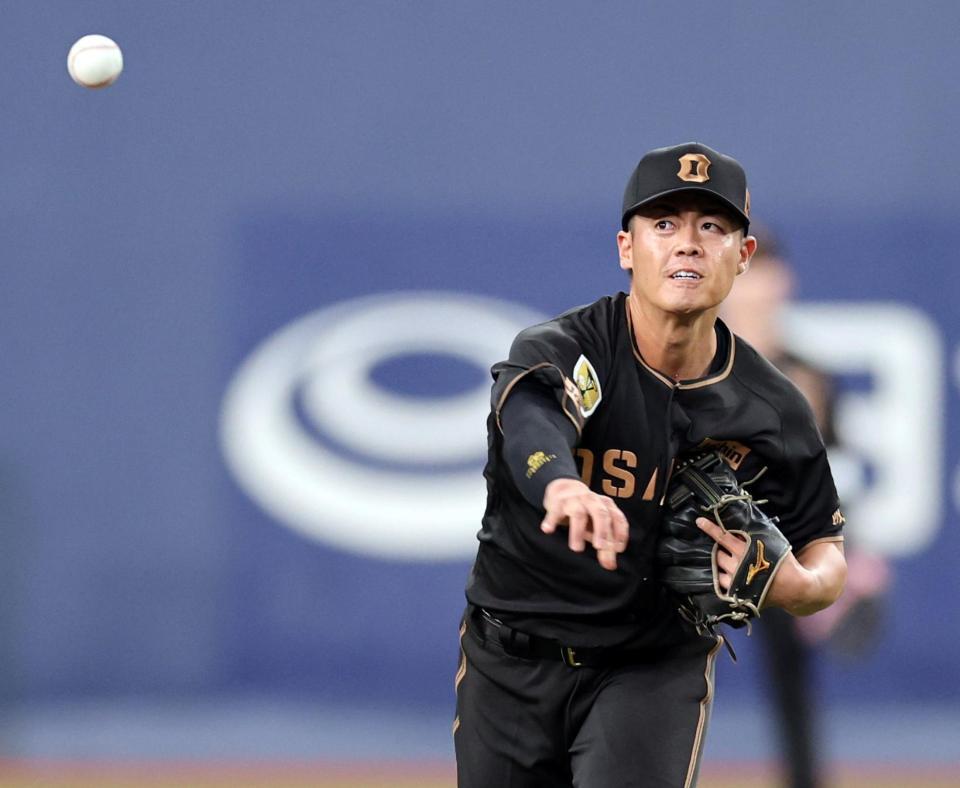試合前、守備練習する谷端（撮影・山口登）