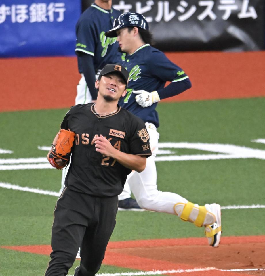 ３回、長岡を一ゴロに斬る伊藤将（撮影・飯室逸平）