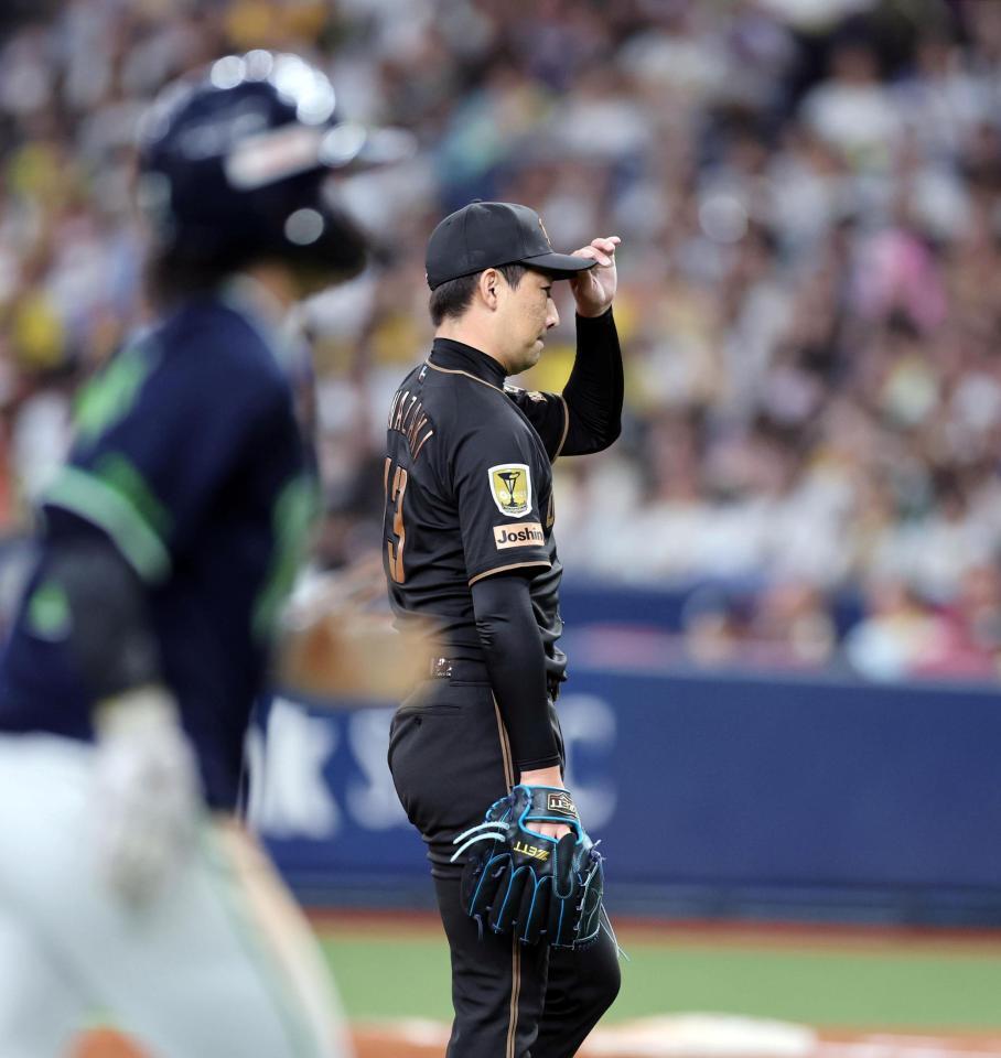 ８回、岩崎は西村に押し出し四球を与え先制を許す（撮影・山口登）