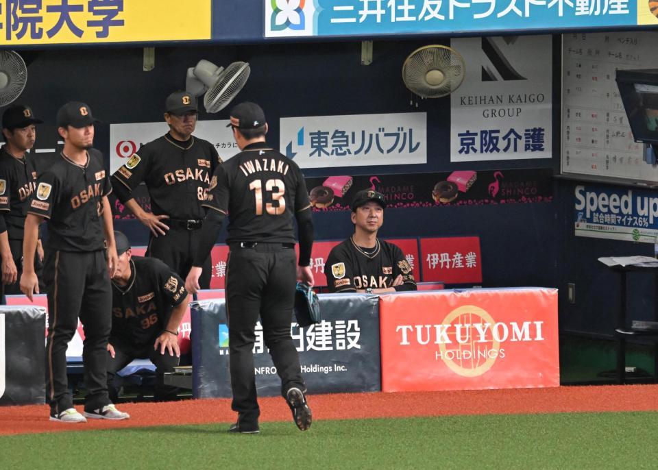 ８回、岩崎（１３）を降板させる藤川監督（撮影・飯室逸平）