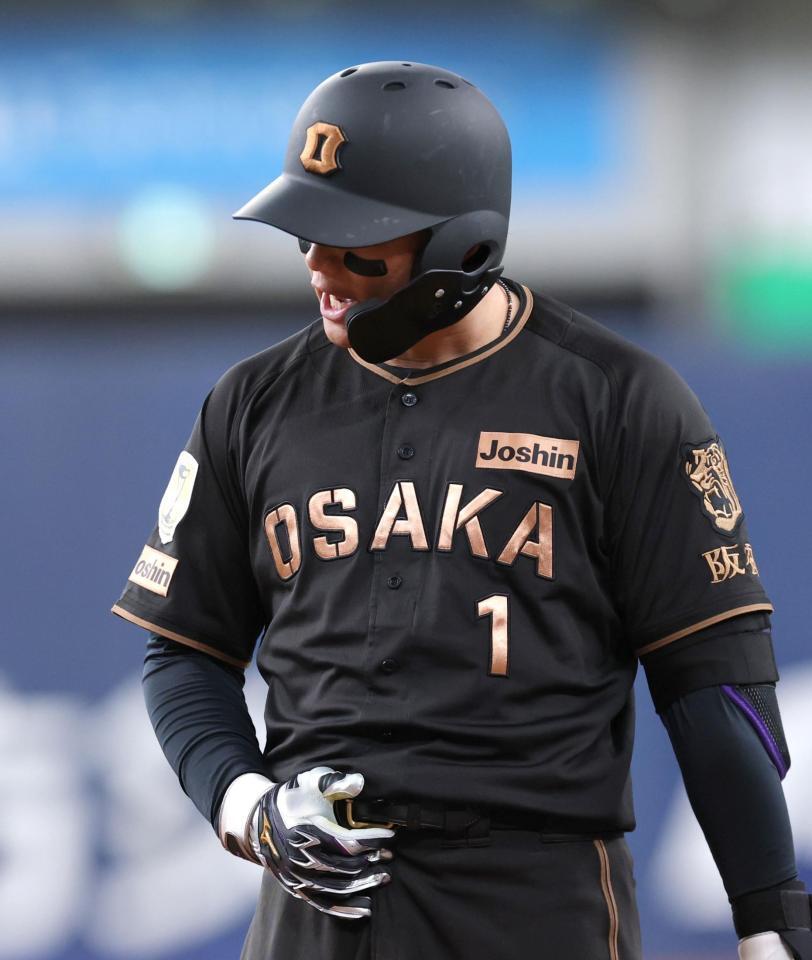 ９回、中前打を放って出塁し感情を爆発させる森下（撮影・立川洋一郎）