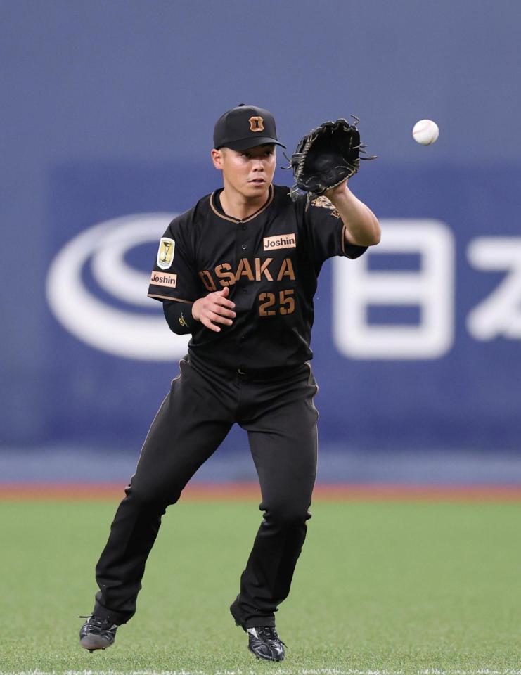 ６回、谷端は西村の打球を捕球し一塁アウトにする（撮影・山口登）