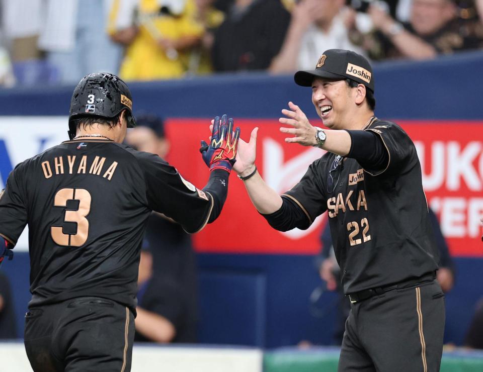 サヨナラ勝利し大山を迎える藤川監督（撮影・山口登）