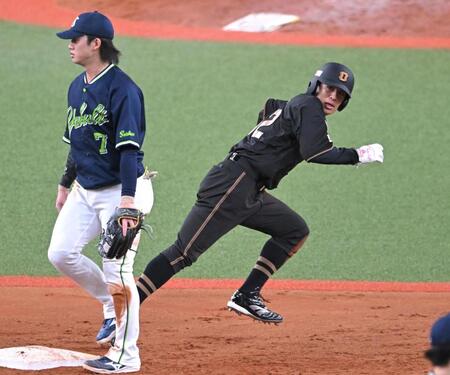 ９回、二盗を決め、送球がそれる間に一気に三塁へ走る植田（撮影・飯室逸平）