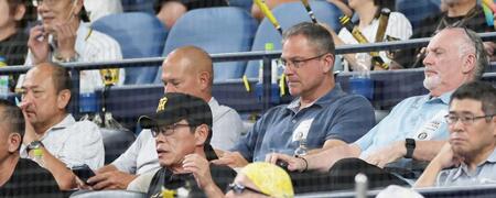 　ネット裏で視察するロイヤルズ関係者