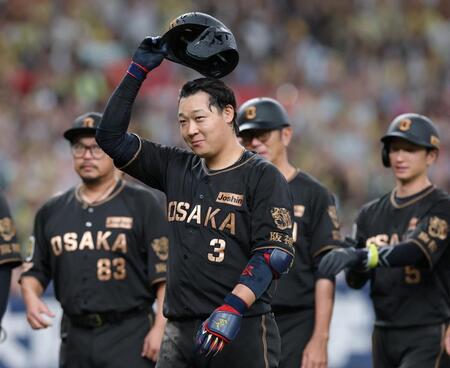 １０回、サヨナラとなる左犠飛で勝利を決め、スタンドのファンにあいさつする大山（撮影・立川洋一郎）