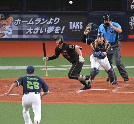 ５回、送りバントを決める谷端（撮影・飯室逸平）