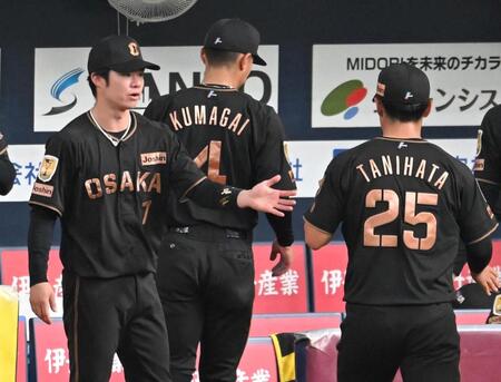 ３回、セカンドの守備から戻る谷端を迎える中野（撮影・飯室逸平）