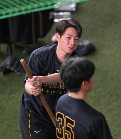 才木（３５）と話す下村（撮影・飯室逸平）