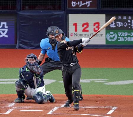 ２回、左中間スタンドへ先制ソロを放つ坂本（撮影・立川洋一郎）