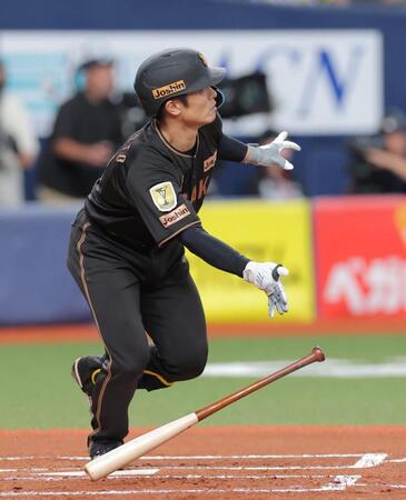 ２回、先制ソロを放つ坂本（撮影・西田忠信）