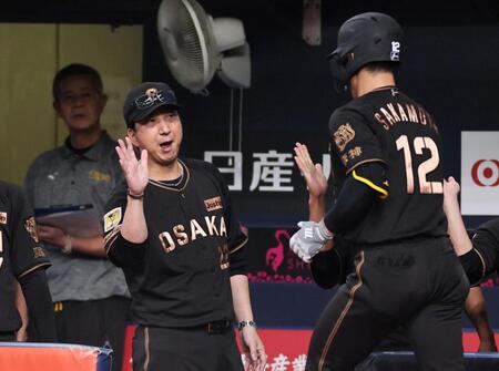 ２回、ソロを放った坂本を迎える藤川監督（撮影・田中太一）