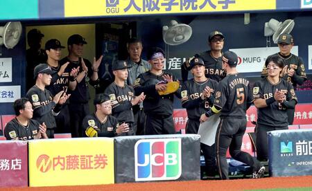 通算１０００試合出場を達成した近本（５）を祝福する阪神ナイン（撮影・立川洋一郎）