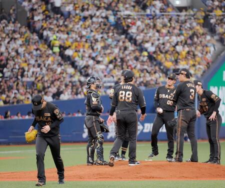６回途中、降板する下村（左）＝撮影・西田忠信