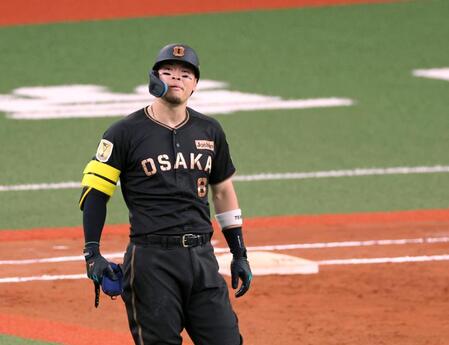 ７回、左飛に終わり不満げな表情でバックスクリーンを見上げる佐藤輝（撮影・立川洋一郎）
