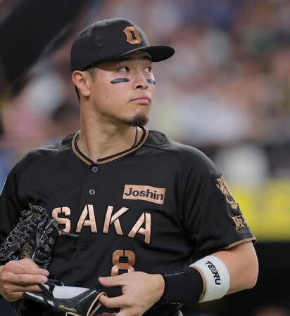 ７回の守備を終えベンチに戻る佐藤輝（撮影・西田忠信）