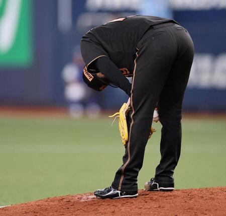 ６回、勝ち越しを許しうなだれる下村（撮影・田中太一）