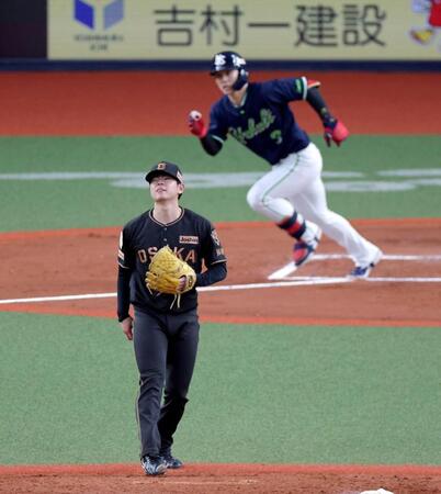 ６回、内山に２点適時二塁打を打たれ勝ち越しを許す下村（撮影・立川洋一郎）