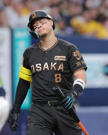 ５回、空振り三振に倒れた佐藤輝（撮影・西田忠信）