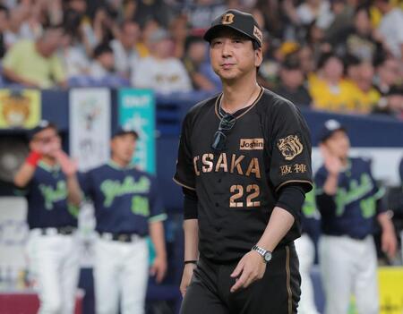 勝利を喜ぶヤクルトナインを背にグラウンドを引き揚げる藤川監督（撮影・西田忠信）