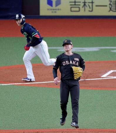 ６回、内山に２点適時二塁打を打たれ勝ち越しを許す下村（撮影・立川洋一郎）