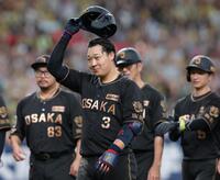 １０回、サヨナラとなる左犠飛で勝利を決め、スタンドのファンにあいさつする大山（撮影・立川洋一郎）