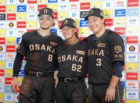　お立ち台に立ち笑顔を見せる（左から）佐藤輝、植田、大山（撮影・立川洋一郎）