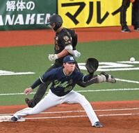 　２回、併殺打に倒れる谷端（撮影・飯室逸平）