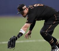 ２回、増田の打球を好捕する佐藤輝（撮影・田中太一）