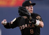 ２回、増田の打球を一塁へ送球する佐藤輝（撮影・田中太一）