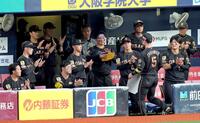 通算１０００試合出場を達成した近本（５）を祝福する阪神ナイン（撮影・立川洋一郎）