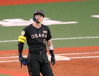 ７回、左飛に終わり不満げな表情でバックスクリーンを見上げる佐藤輝（撮影・立川洋一郎）