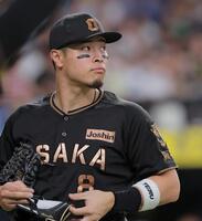 ７回の守備を終えベンチに戻る佐藤輝（撮影・西田忠信）
