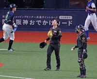 ６回、内山に２点適時二塁打を打たれ勝ち越しを許す下村（撮影・立川洋一郎）
