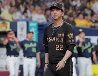 勝利を喜ぶヤクルトナインを背にグラウンドを引き揚げる藤川監督（撮影・西田忠信）