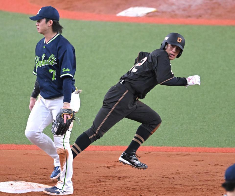 ９回、二盗を決め、送球がそれる間に一気に三塁へ走る植田（撮影・飯室逸平）