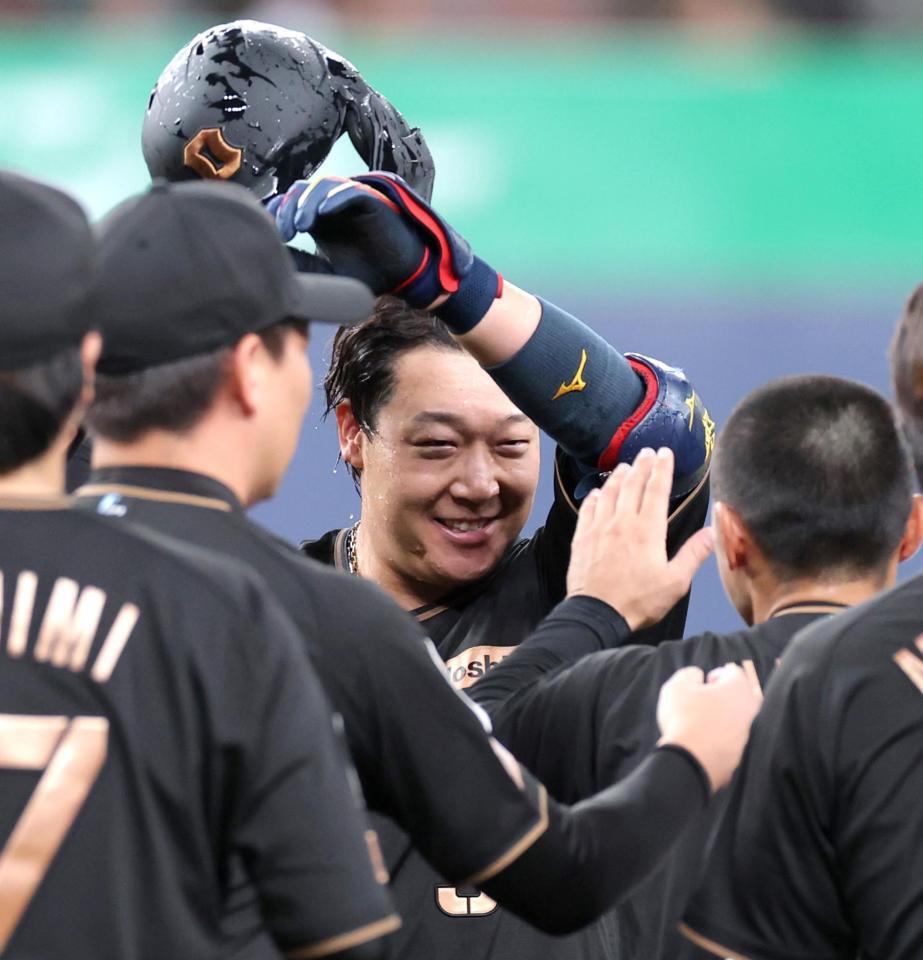 １０回、サヨナラの左犠飛を放ち、ナインの祝福に笑顔を見せる大山（撮影・立川洋一郎）