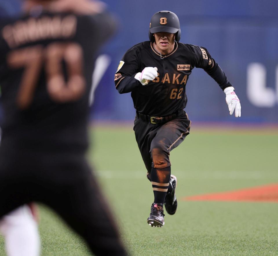 ９回、二塁盗塁を決めた植田は送球が外野にそれる間に三塁へ進む（撮影・山口登）