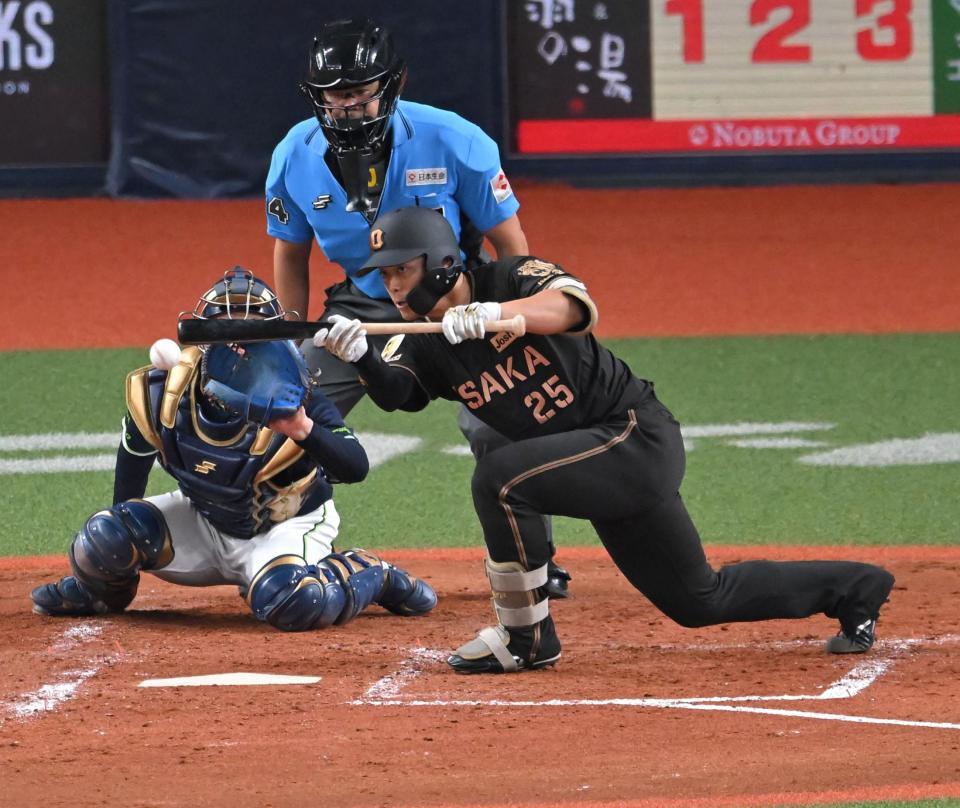 ５回、送りバントを決める谷端（撮影・飯室逸平）