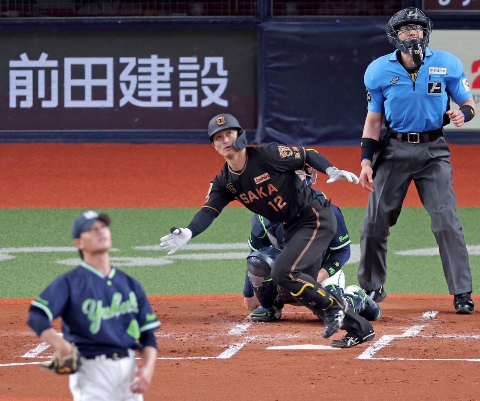 ２回、左中間スタンドへ先制ソロを放つ坂本（撮影・立川洋一郎）
