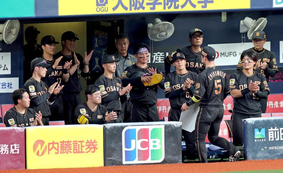 通算１０００試合出場を達成した近本（５）を祝福する阪神ナイン（撮影・立川洋一郎）