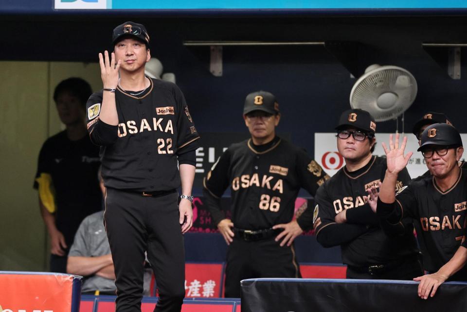 ６回、打者武岡のとき、申告敬遠をする藤川監督（撮影・田中太一）