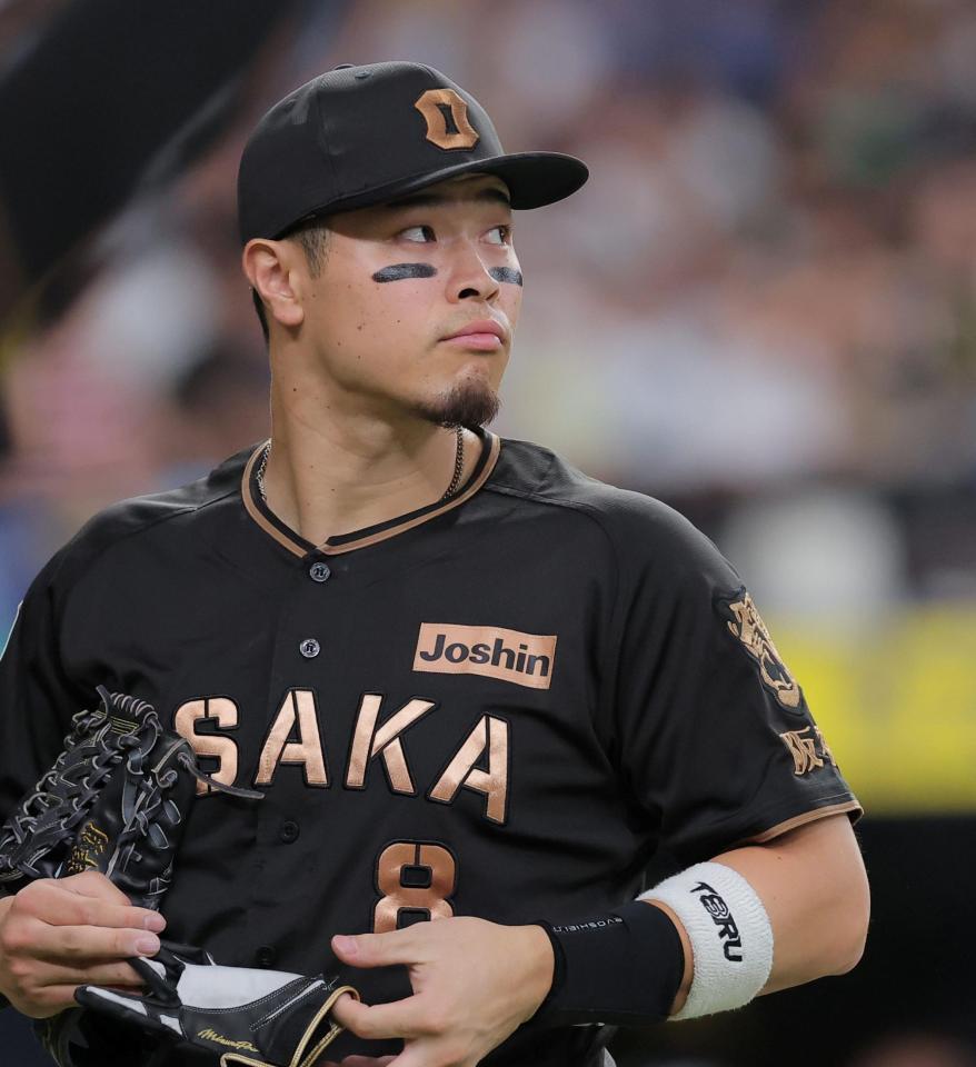 ７回の守備を終えベンチに戻る佐藤輝（撮影・西田忠信）