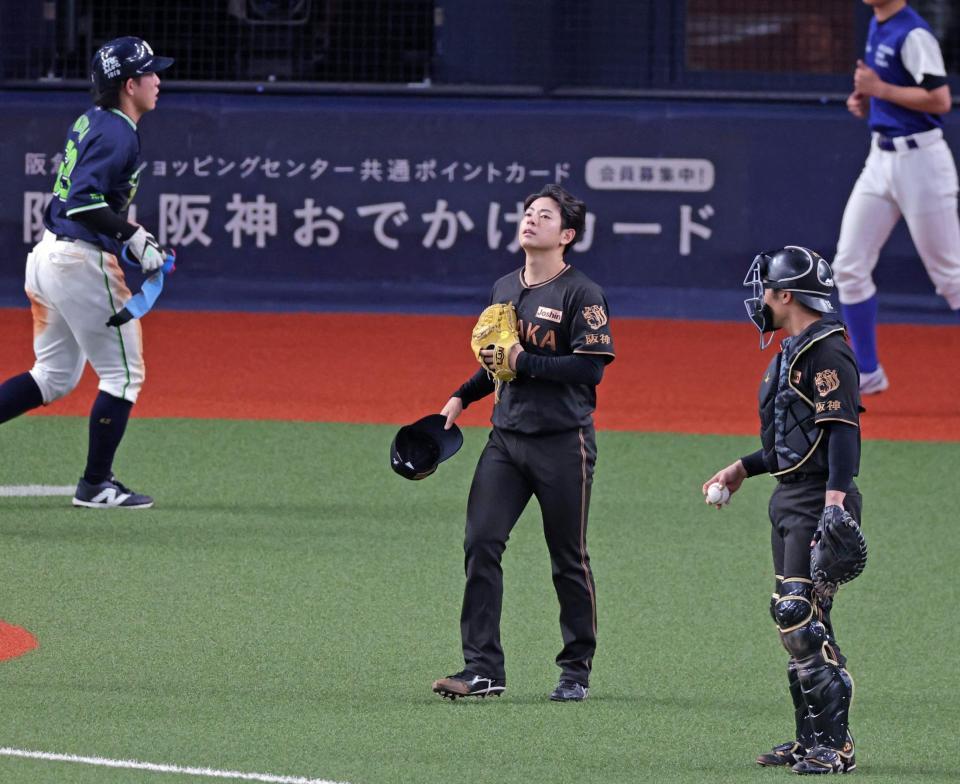 ６回、内山に２点適時二塁打を打たれ勝ち越しを許す下村（撮影・立川洋一郎）