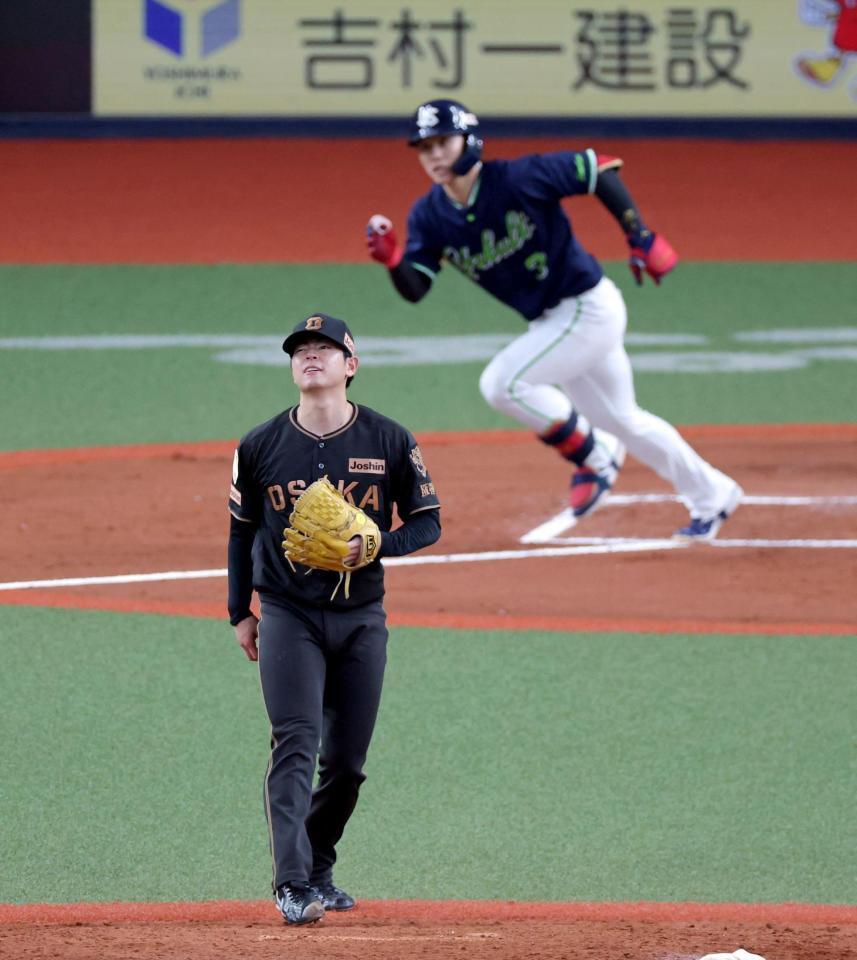 ６回、内山に２点適時二塁打を打たれ勝ち越しを許す下村（撮影・立川洋一郎）