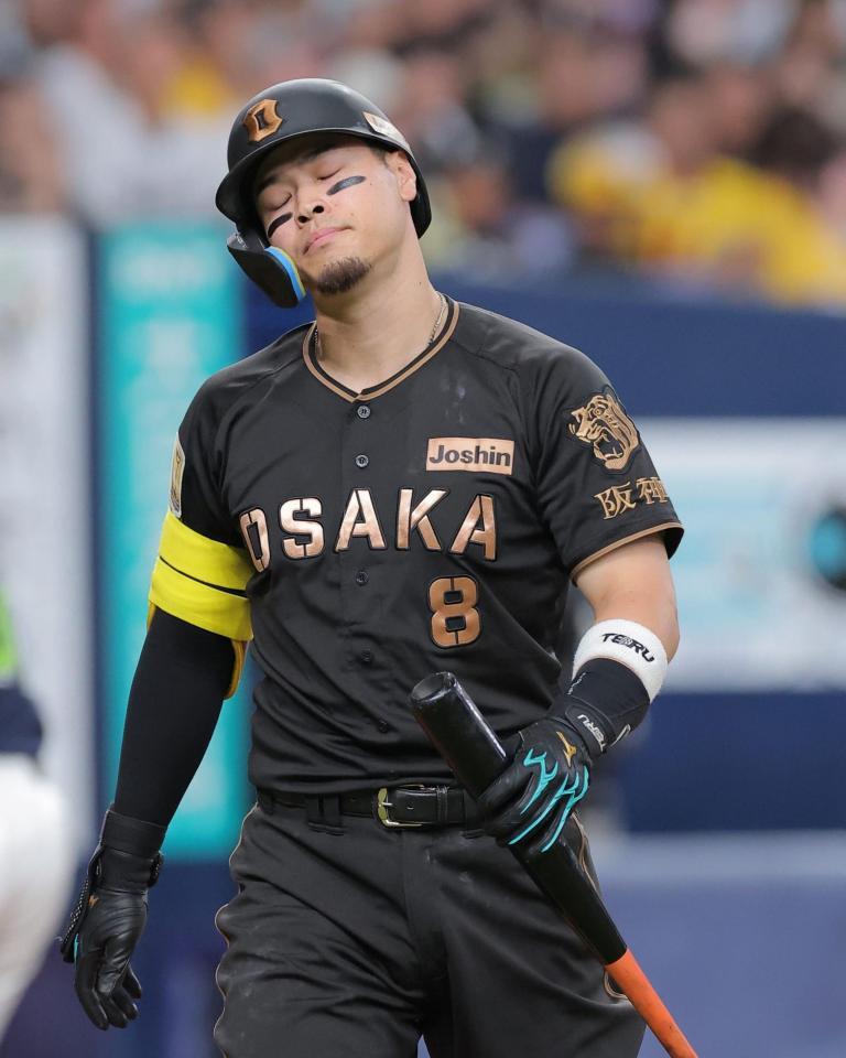 ５回、空振り三振に倒れた佐藤輝（撮影・西田忠信）