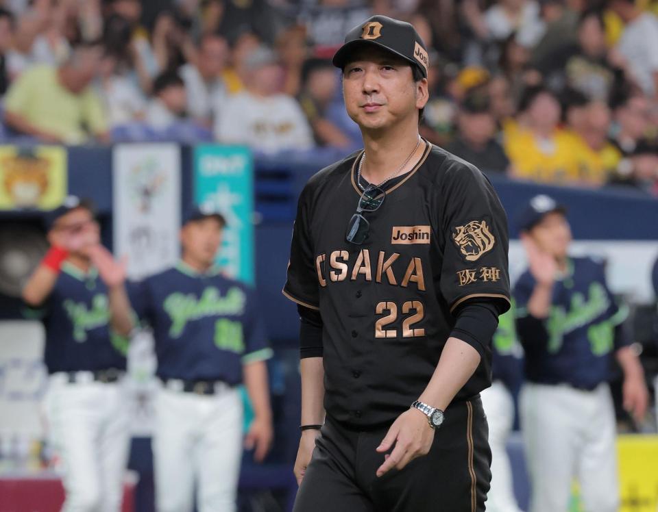 勝利を喜ぶヤクルトナインを背にグラウンドを引き揚げる藤川監督（撮影・西田忠信）