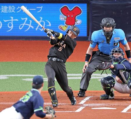 　１回、右前打を放つ近本（撮影・立川洋一郎）