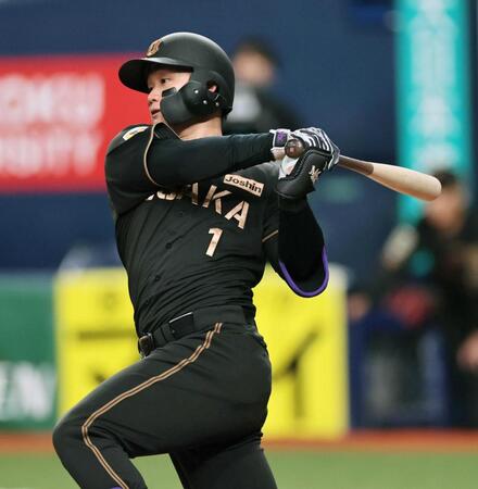 　１回、左前打を放つ（撮影・田中太一）