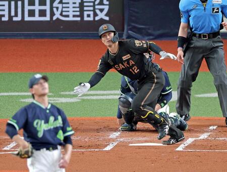 　２回、先制ソロを放つ坂本（撮影・立川洋一郎）